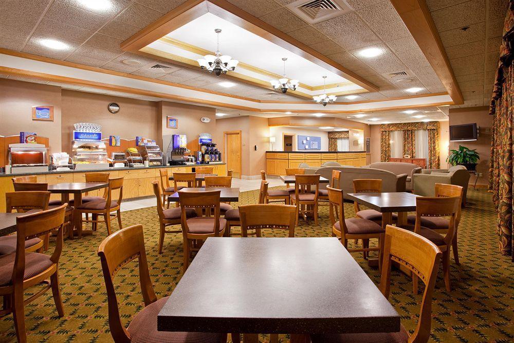 Holiday Inn Express & Suites Johnstown By Ihg Exterior foto