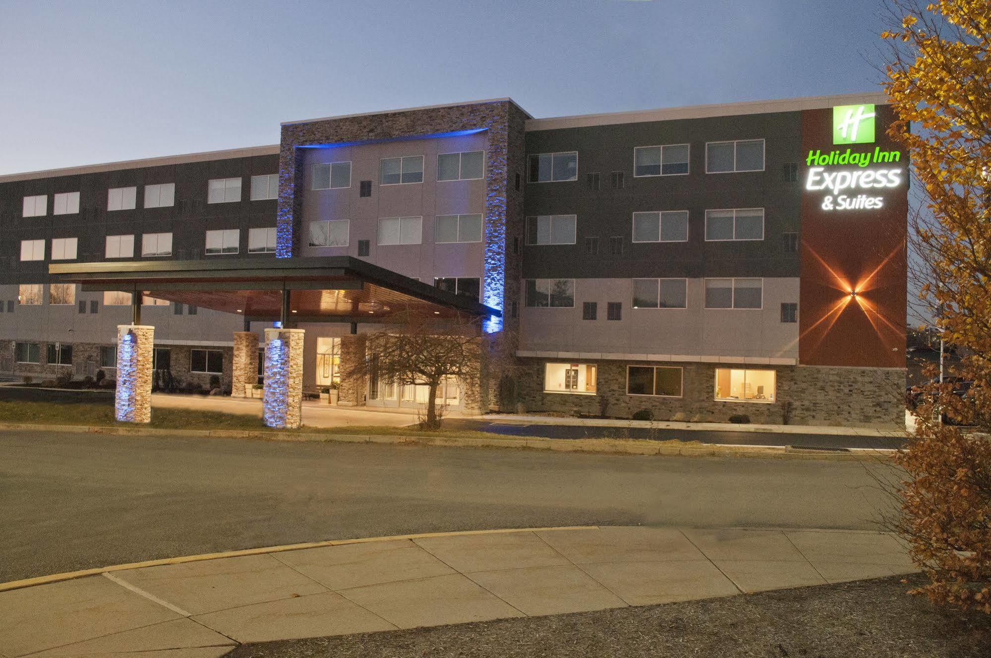 Holiday Inn Express & Suites Johnstown By Ihg Exterior foto