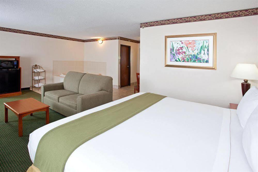 Holiday Inn Express & Suites Johnstown By Ihg Exterior foto