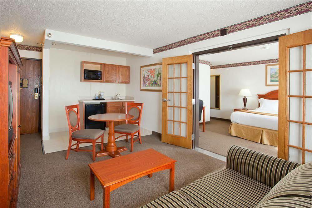 Holiday Inn Express & Suites Johnstown By Ihg Exterior foto