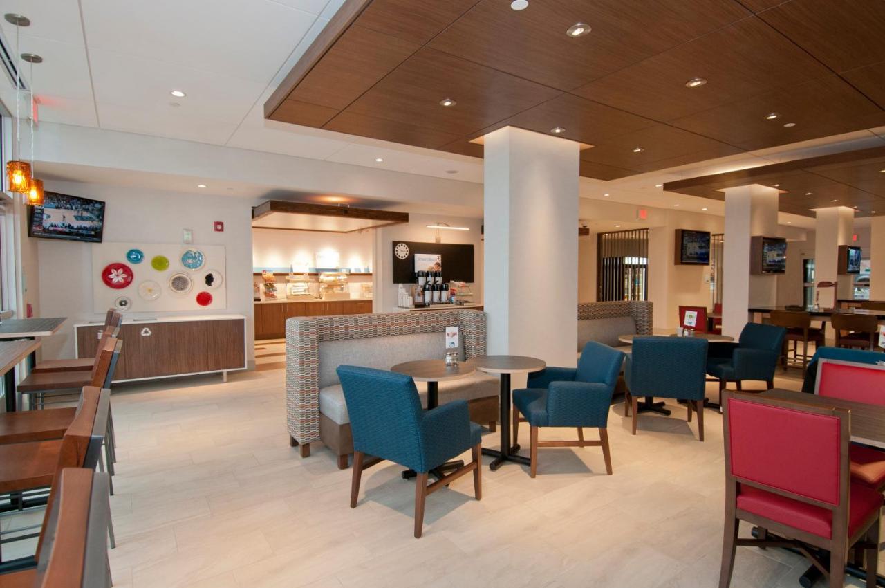 Holiday Inn Express & Suites Johnstown By Ihg Exterior foto